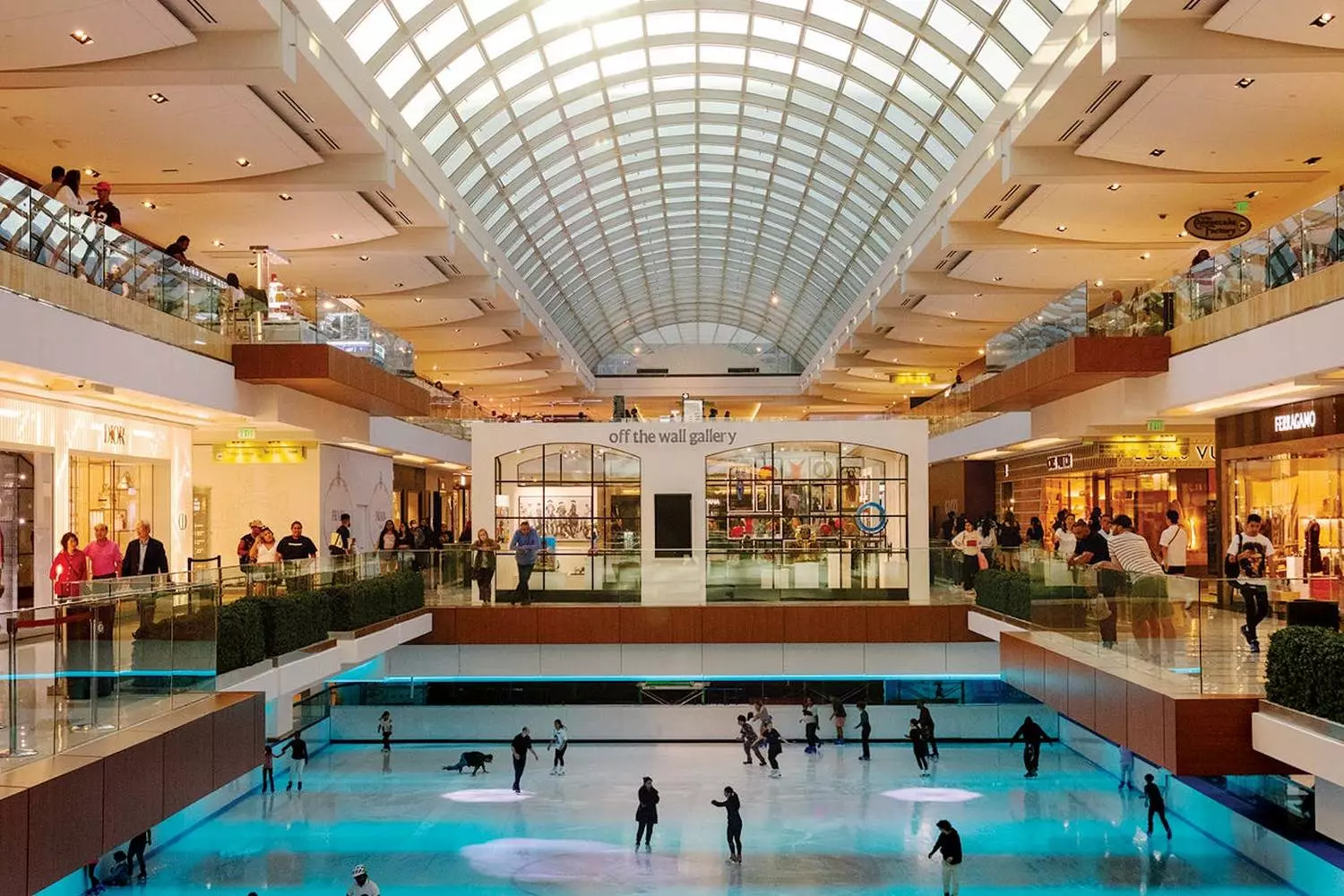 The Galleria в Хьюстоне – торговый центр класса люкс с катком Внутренний вид The Galleria: многоуровневый шопинг-центр с прозрачной крышей, бутиками высокого класса и ледовой ареной в центре