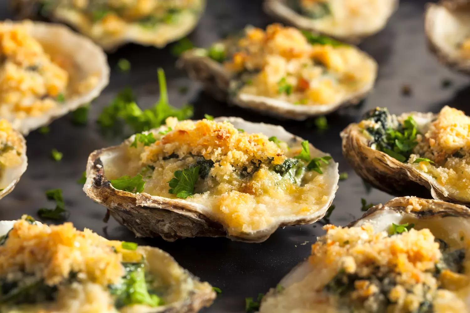 Классическое блюдо Oysters Rockefeller — запечённые устрицы — American Butler Устрицы Рокфеллер, запечённые с маслом, зеленью и панировкой