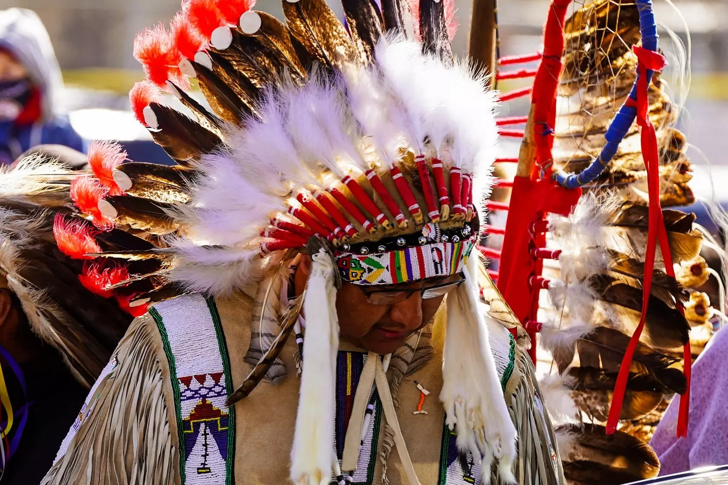Sioux — people of the endless prairies Sioux chief in a feathered headdress