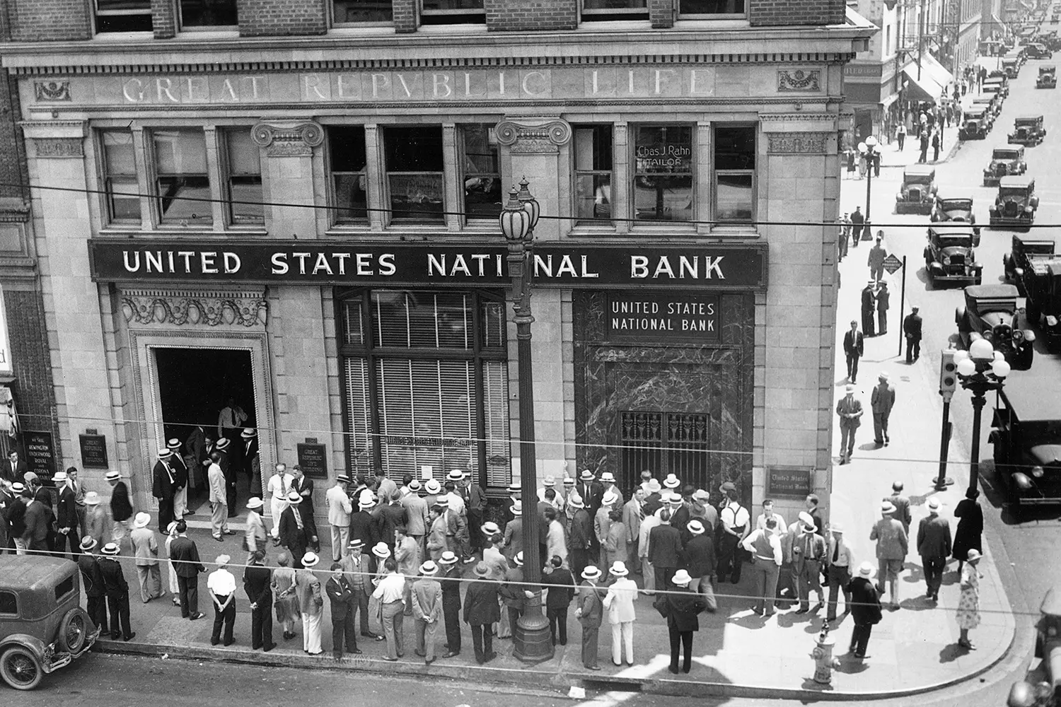 Banking Collapse: US National Bank in the 1930s United States National Bank building during the Great Depression, a symbol of the financial crisis