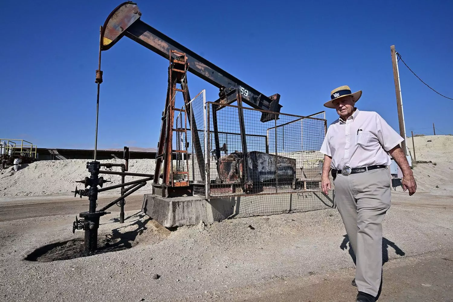 Major Oil-Producing Regions in the USA: Powering the Nation's Economy Map of the United States highlighting key oil-producing regions like Texas, North Dakota, and Alaska, with oil rigs and infrastructure marking America's energy heartlands