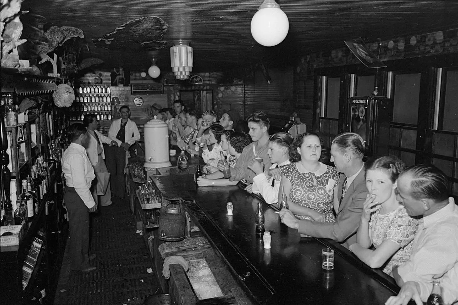 The Hidden Thirst: Inside America’s Prohibition-Era Speakeasies A speakeasy bar during Prohibition in the United States, 1920s