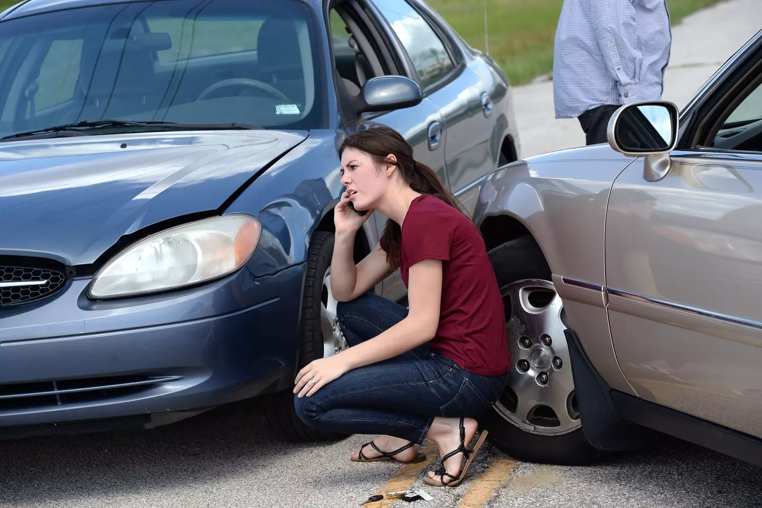 Calling the police to the scene of a car accident in the USA A woman is calling the police at the scene of a car accident
