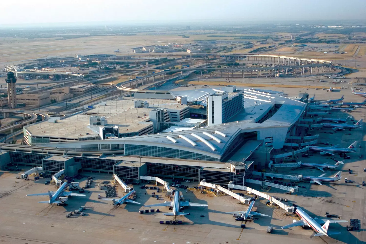 Dallas/Fort Worth Airport (DFW) — one of the largest aviation hubs in the USA Aerial view of Dallas/Fort Worth International Airport with terminals and airplanes