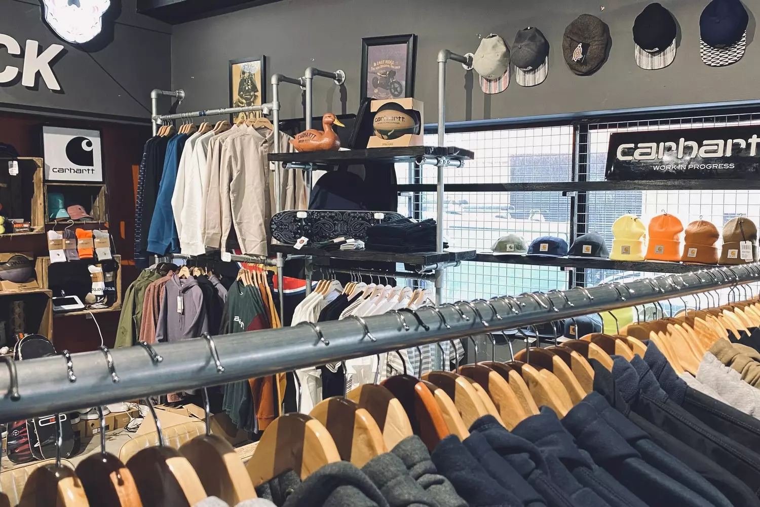 Магазин Carhartt: Одежда для тех, кто не боится работы Фото брутального магазина Carhartt с фирменной рабочей одеждой, плотными куртками и индустриальным дизайном