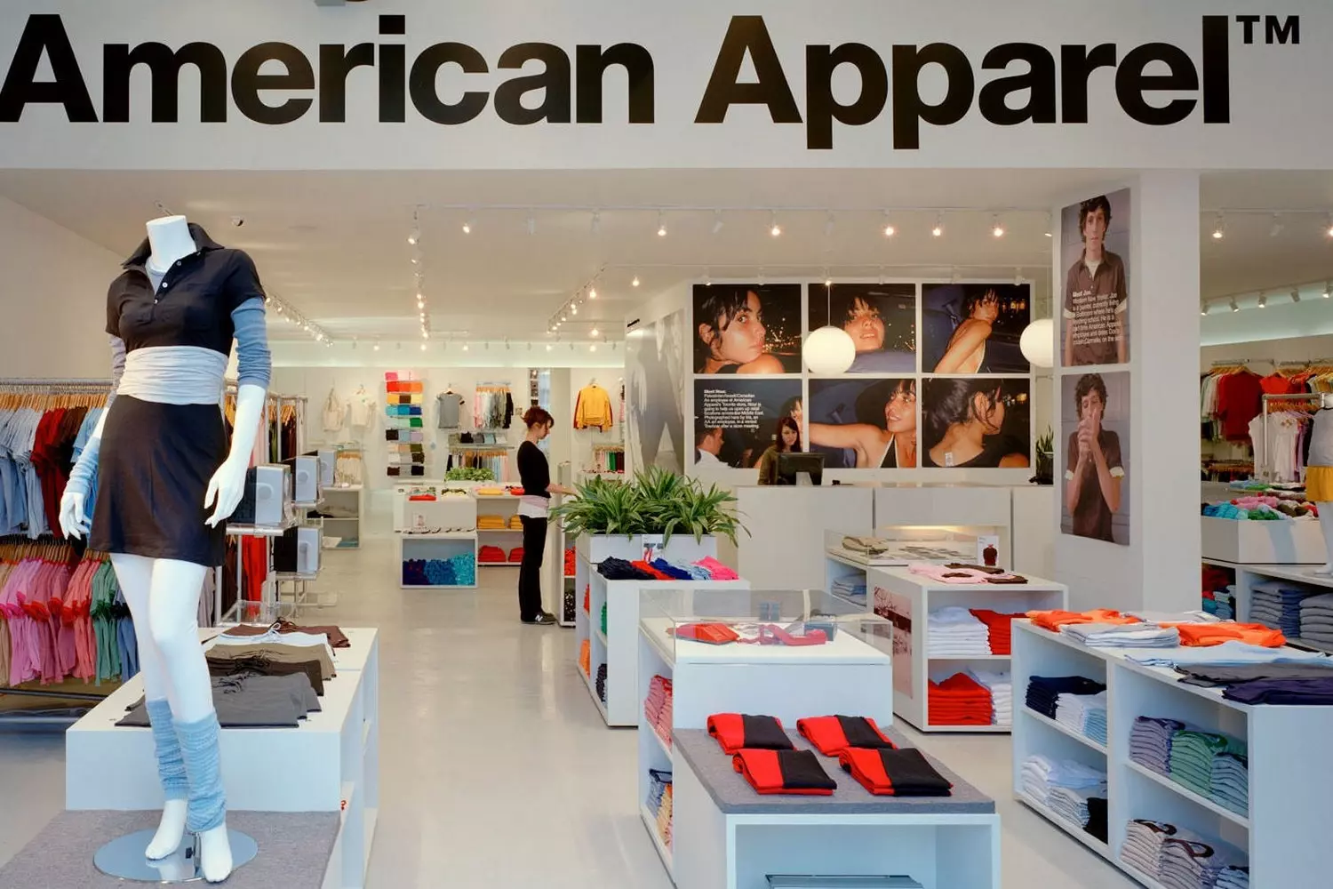 Магазин American Apparel: Базовые вещи с характером Фото магазина American Apparel с фирменными яркими витринами, органичными футболками и джинсами, сделанными в США