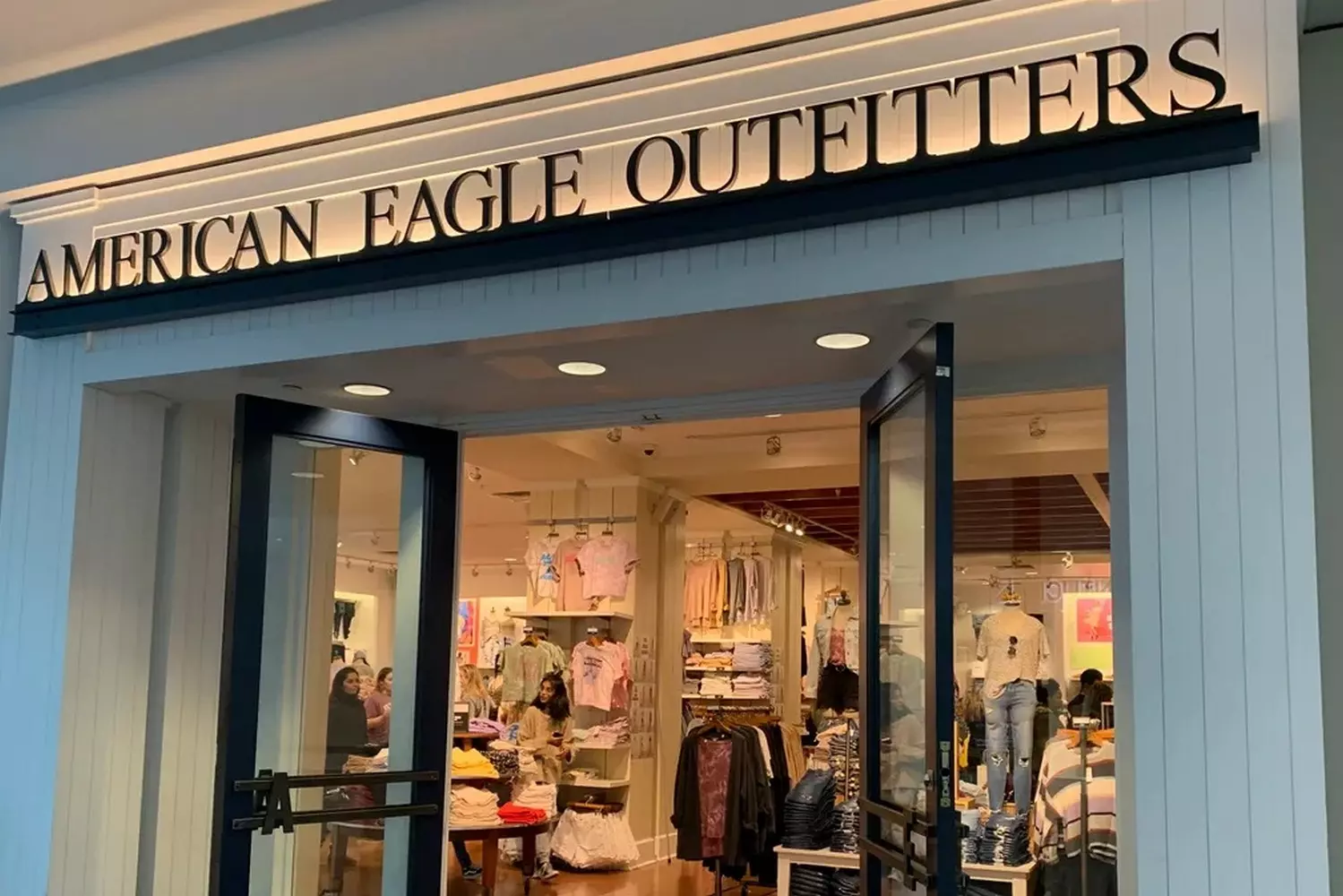 Магазин American Eagle: Уютный стиль для свободных духом Яркий и welcoming магазин American Eagle с витринами, демонстрирующими джинсы, худи и одежду в расслабленном стиле