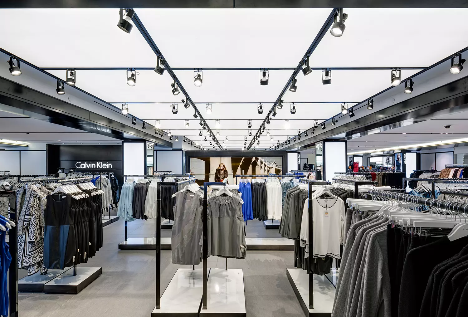 Магазин Calvin Klein: Современная роскошь в каждом элементе Фото элегантного бутика Calvin Klein с минималистичным дизайном, фирменными джинсами и стильными витринами