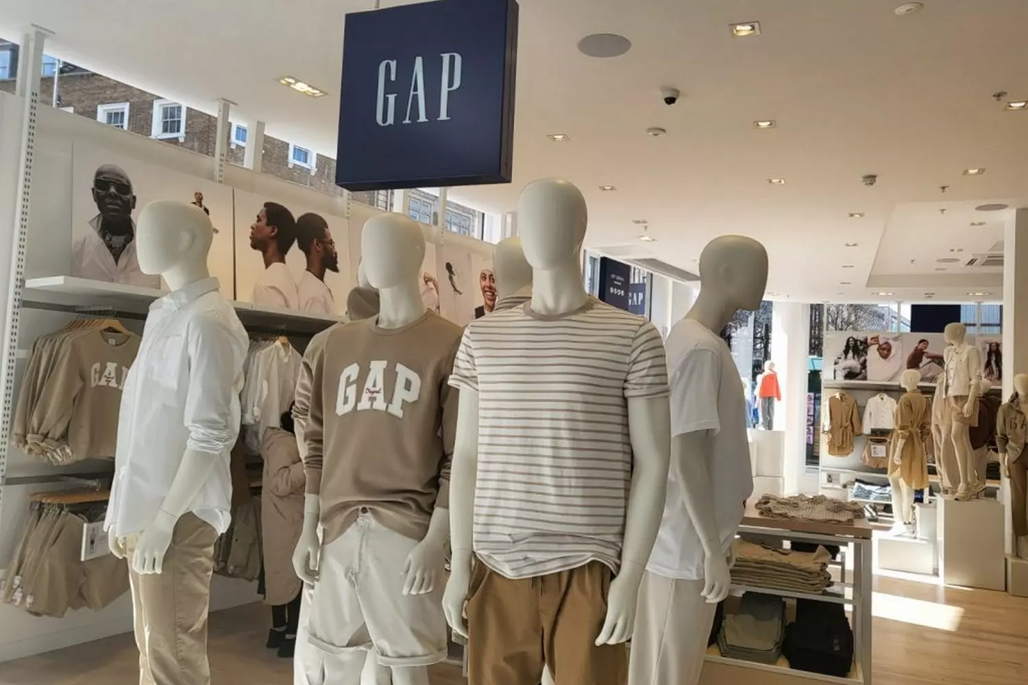 Магазин Gap: Повседневный стиль для каждого Фото магазина Gap с узнаваемым логотипом и витринами, демонстрирующими классические джинсы, худи и футболки