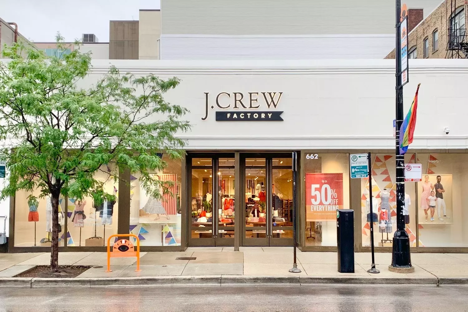 Магазин J.Crew: Американская классика в современном прочтении Фото магазина J.Crew с элегантными витринами, демонстрирующими базовые вещи, пиджаки и деним в фирменном стиле
