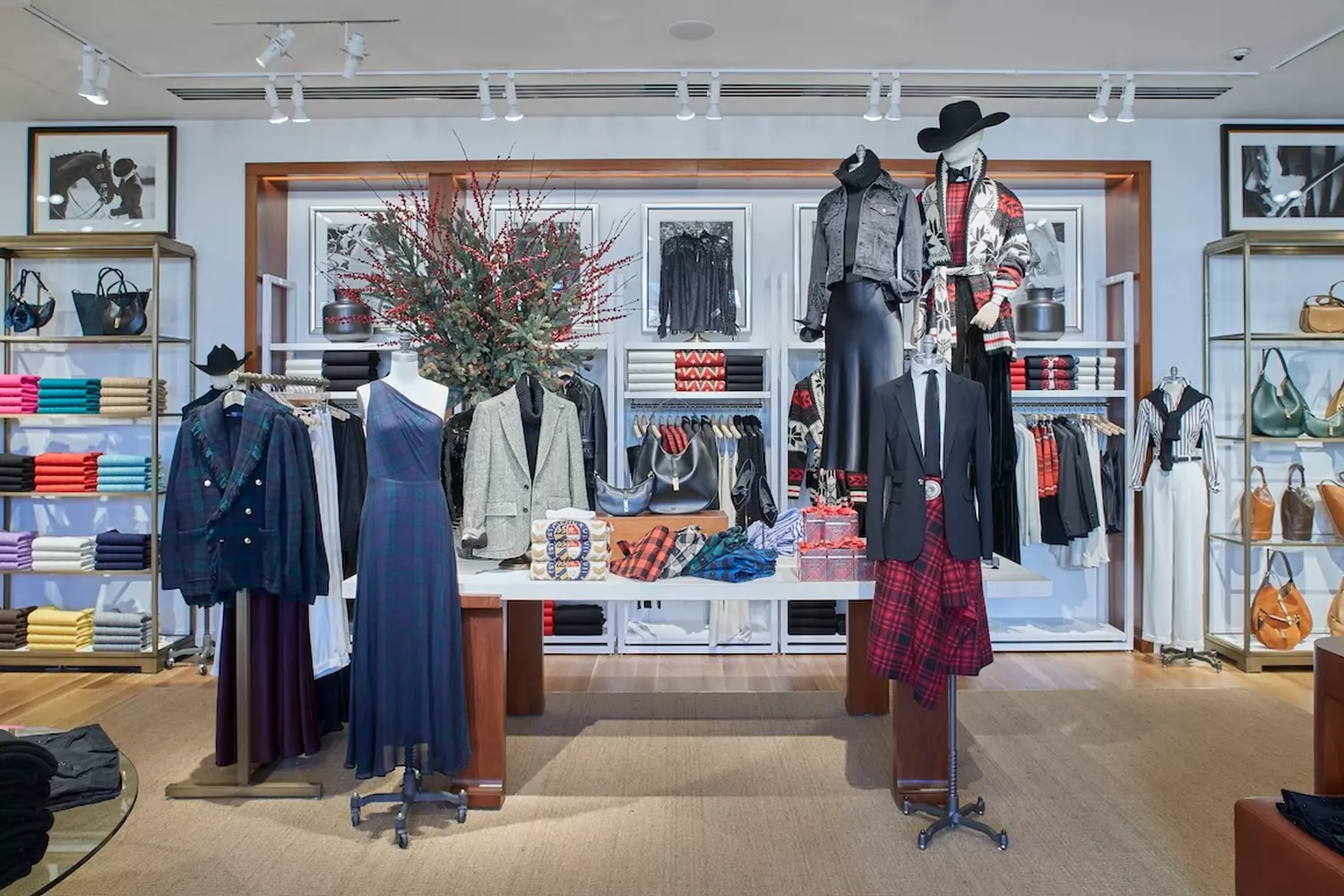 Магазин Ralph Lauren: Американская классика в каждом элементе Фото элегантного бутика Ralph Lauren с фирменной вывеской и стилизованными витринами, демонстрирующими коллекцию одежды и аксессуаров