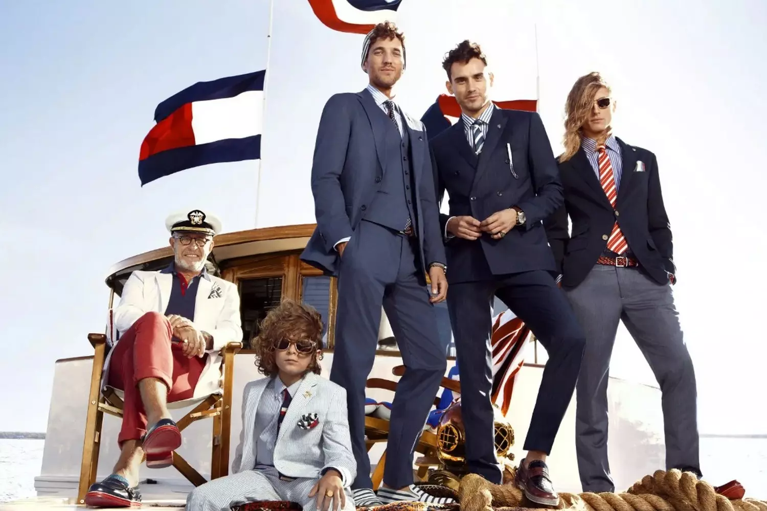 Tommy Hilfiger: Икона американского стиля Рекламное фото Tommy Hilfiger в фирменной гамме с элементами классического препи-стиля