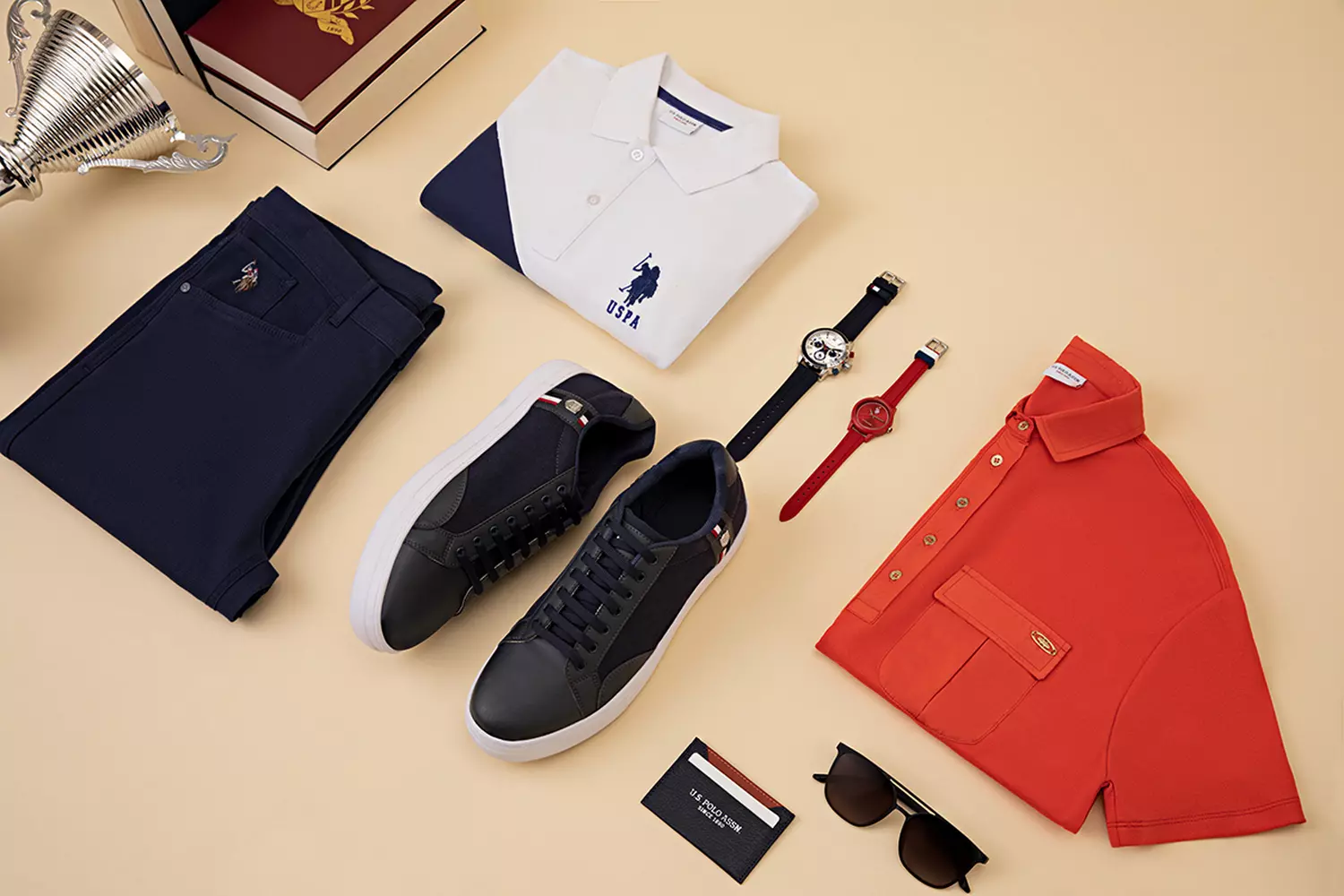 Магазин U.S. Polo Assn.: Настоящий конный стиль для активной жизни Фото магазина U.S. Polo Assn. с фирменной одеждой в стиле поло: рубашки, аксессуары и логотип с двумя лошадьми
