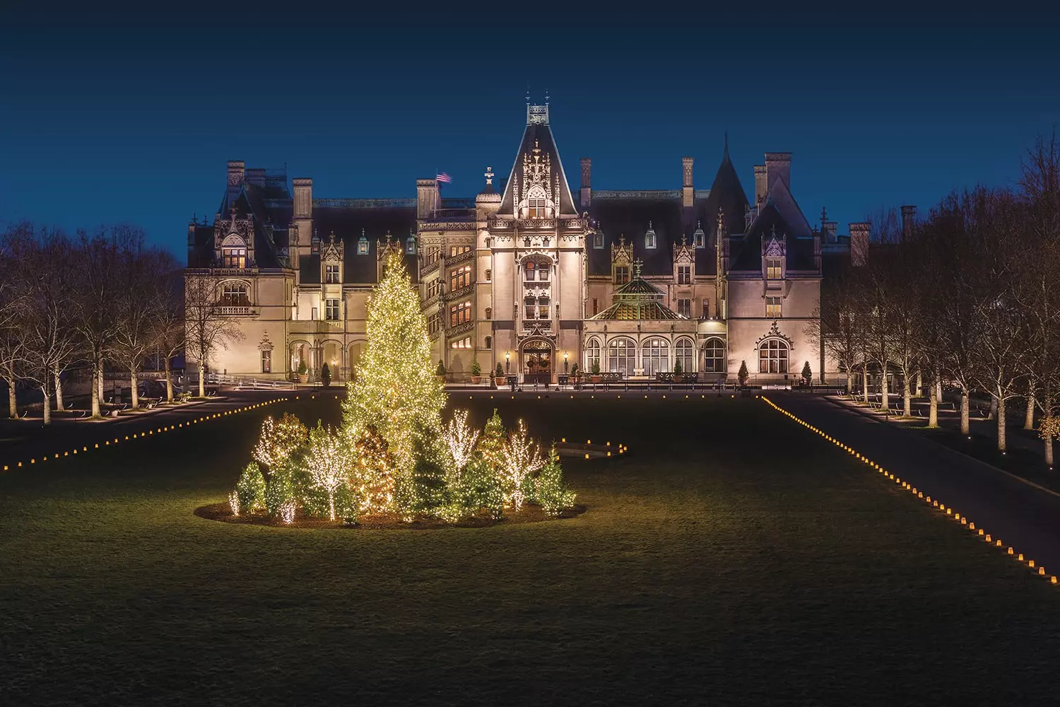 Biltmore Mansion — the largest private house in the USA Facade of the Biltmore Mansion in North Carolina