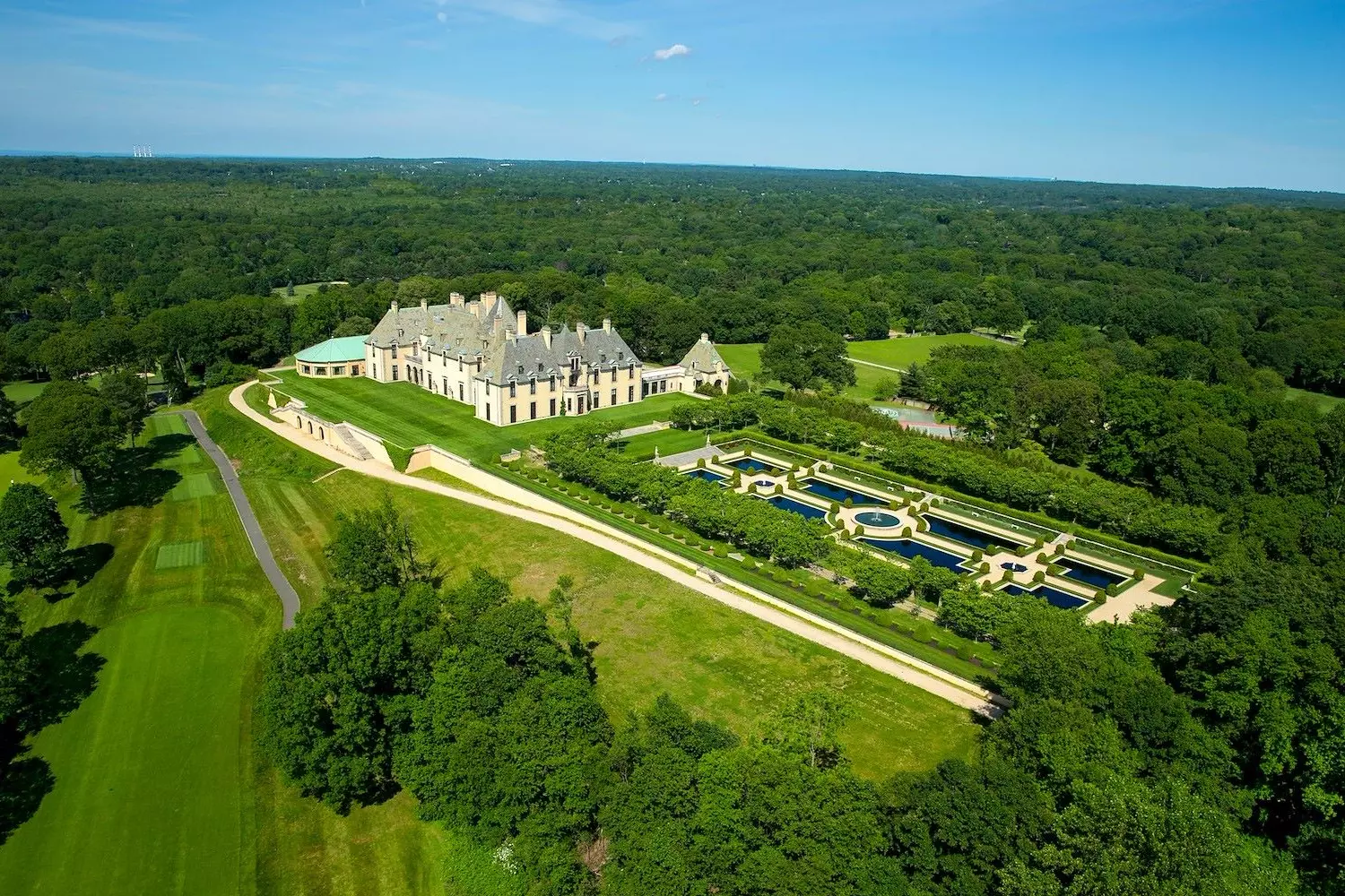 Oheka Castle on Long Island French Oheka Castle with luxurious gardens