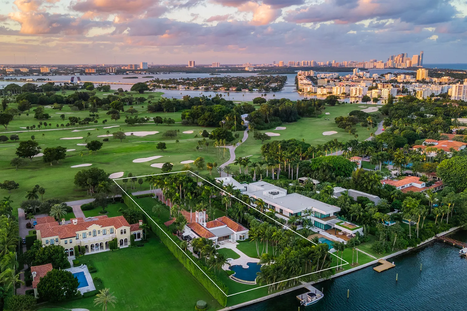 Indian Creek: view of the "Billionaire Bunker" in Miami View of Indian Creek Island with luxurious villas and private docks