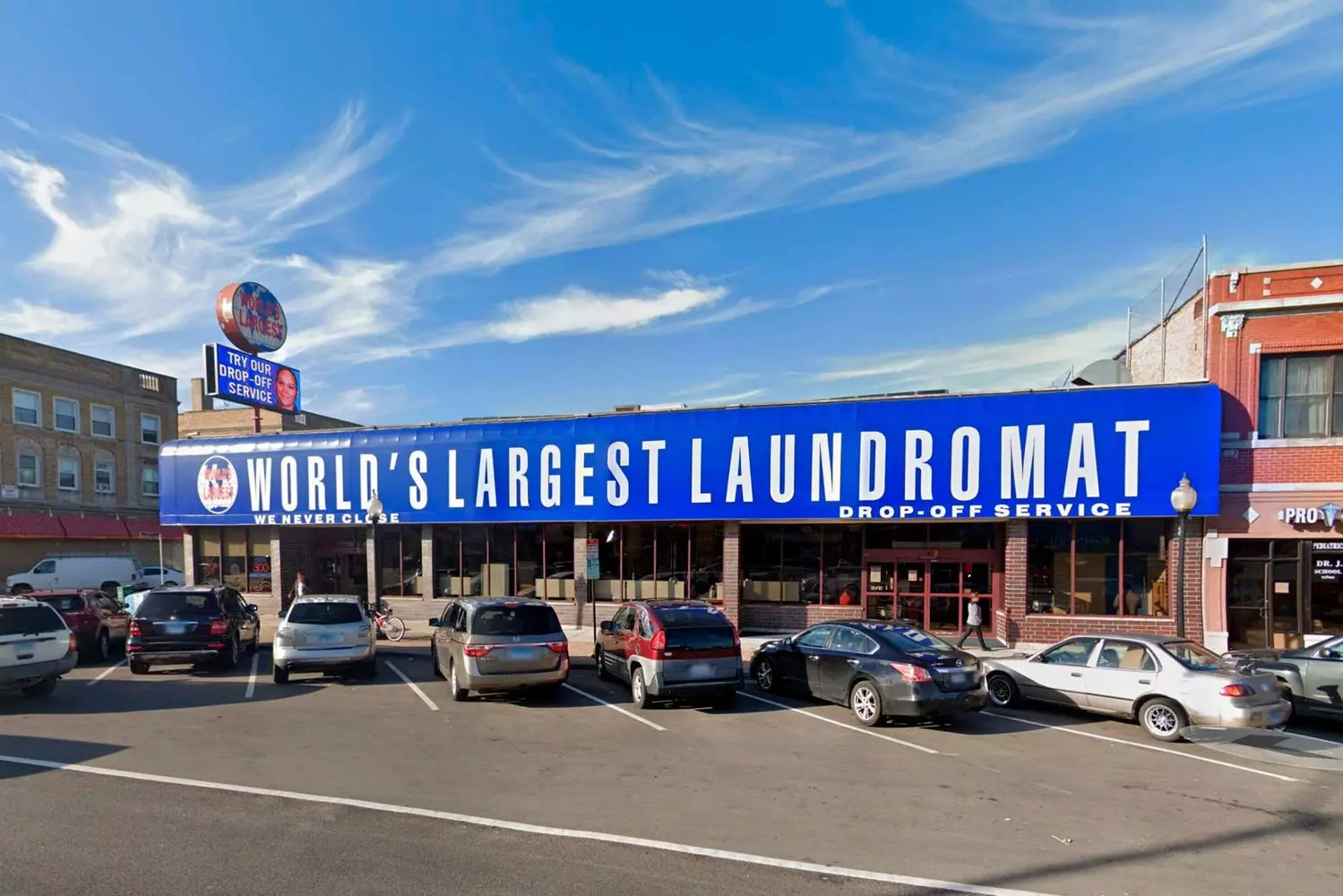 More Than Just Spin Cycles: Why American Laundromats Are Cultural Icons A vibrant laundromat in the USA with rows of washing machines, folding tables, and a cozy atmosphere — where laundry meets community