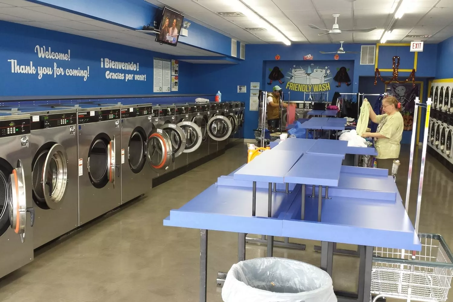 More Than Just Spin Cycles: Why American Laundromats Are Cultural Icons A vibrant laundromat in the USA with rows of washing machines, folding tables, and a cozy atmosphere — where laundry meets community