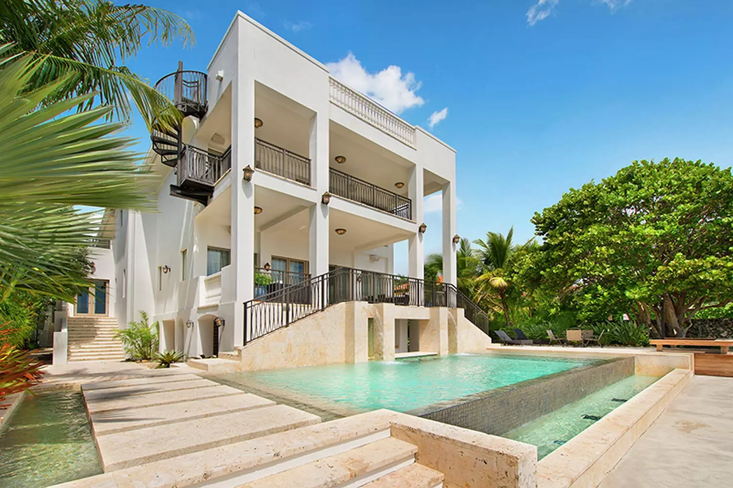 LeBron James' Mansion in Coconut Grove LeBron James' Elite Mansion in Coconut Grove