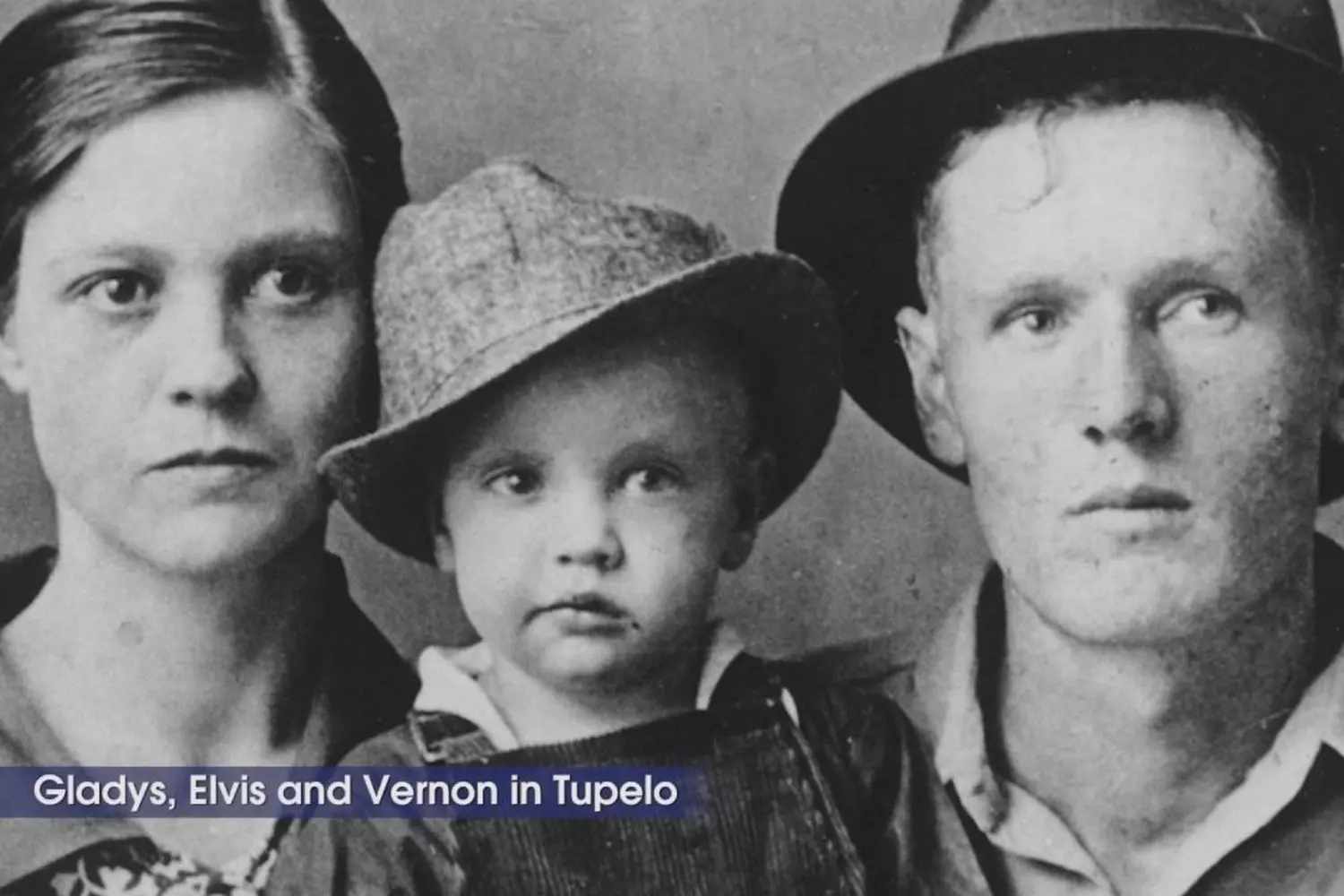 Elvis Presley as a child with his parents — the family where it all began Young Elvis Presley with his mother and father