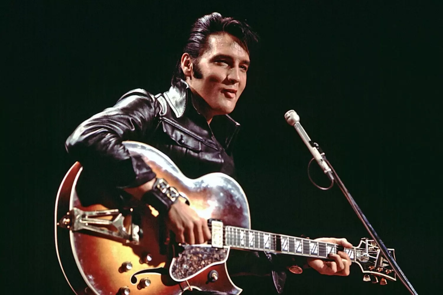 “The King’s Comeback”: Elvis Presley’s iconic 1968 performance in a black leather jacket Elvis Presley in a leather jacket during his 1968 comeback