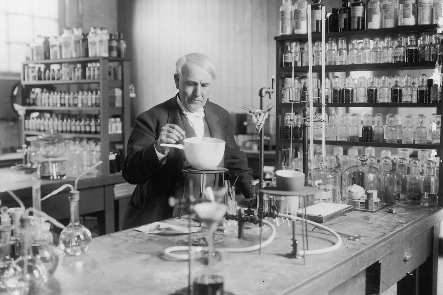 Thomas Edison's phonograph — a revolution in sound recording Thomas Edison and his phonograph — the first sound recorder