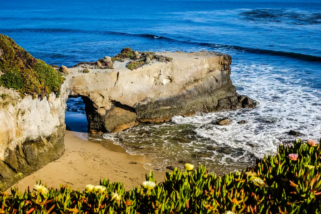 View of the cliffs in Santa Cruz, California — American Butler Famous Boardwalks and Piers in the USA: Photos of the Cliffs in Santa Cruz, California