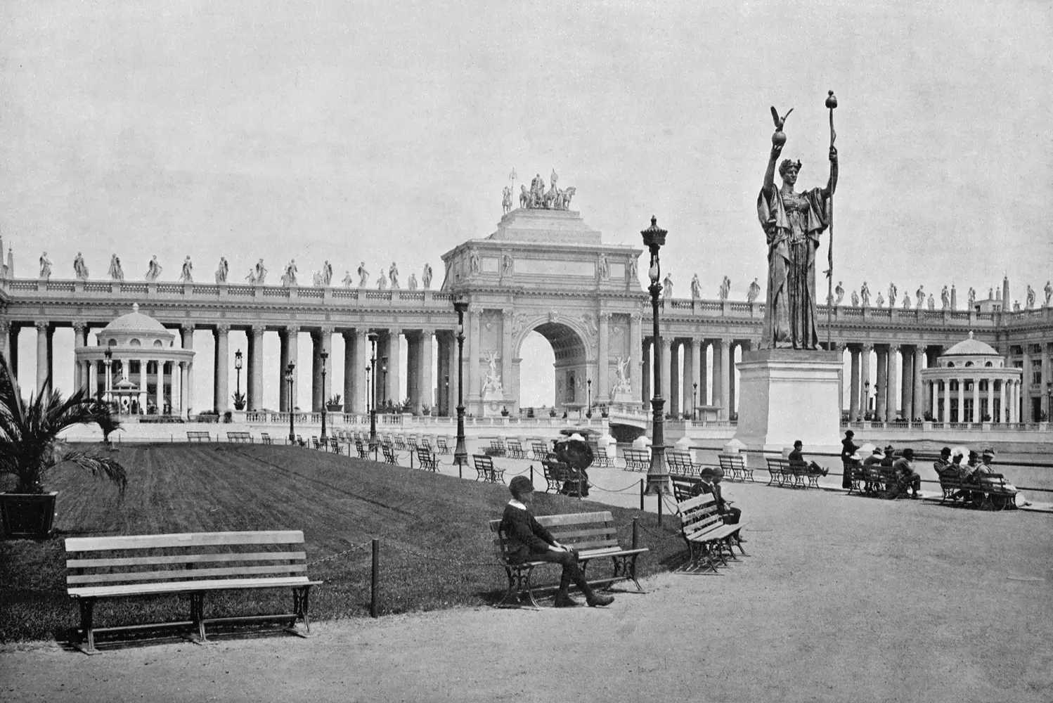 Historic View of Chicago — Early 1900s Urban Scene Historic photo of Chicago showing vintage architecture and city life in the early 20th century