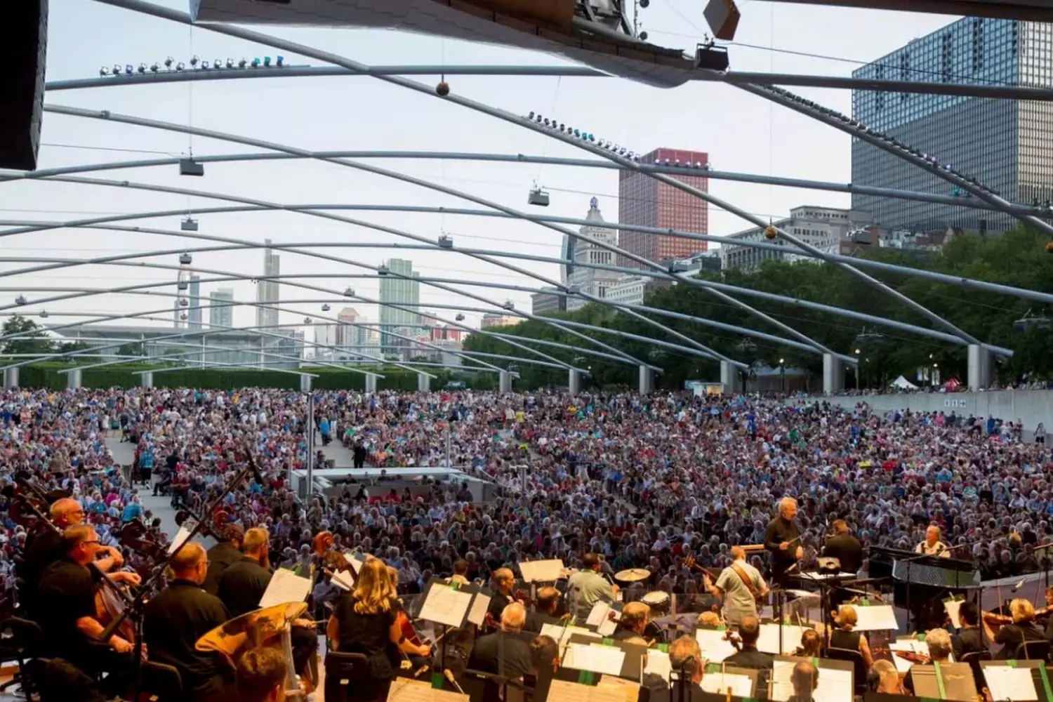 Street Concert in Chicago — Live Music and City Vibes Outdoor concert in Chicago with a live band performing and a crowd enjoying the music