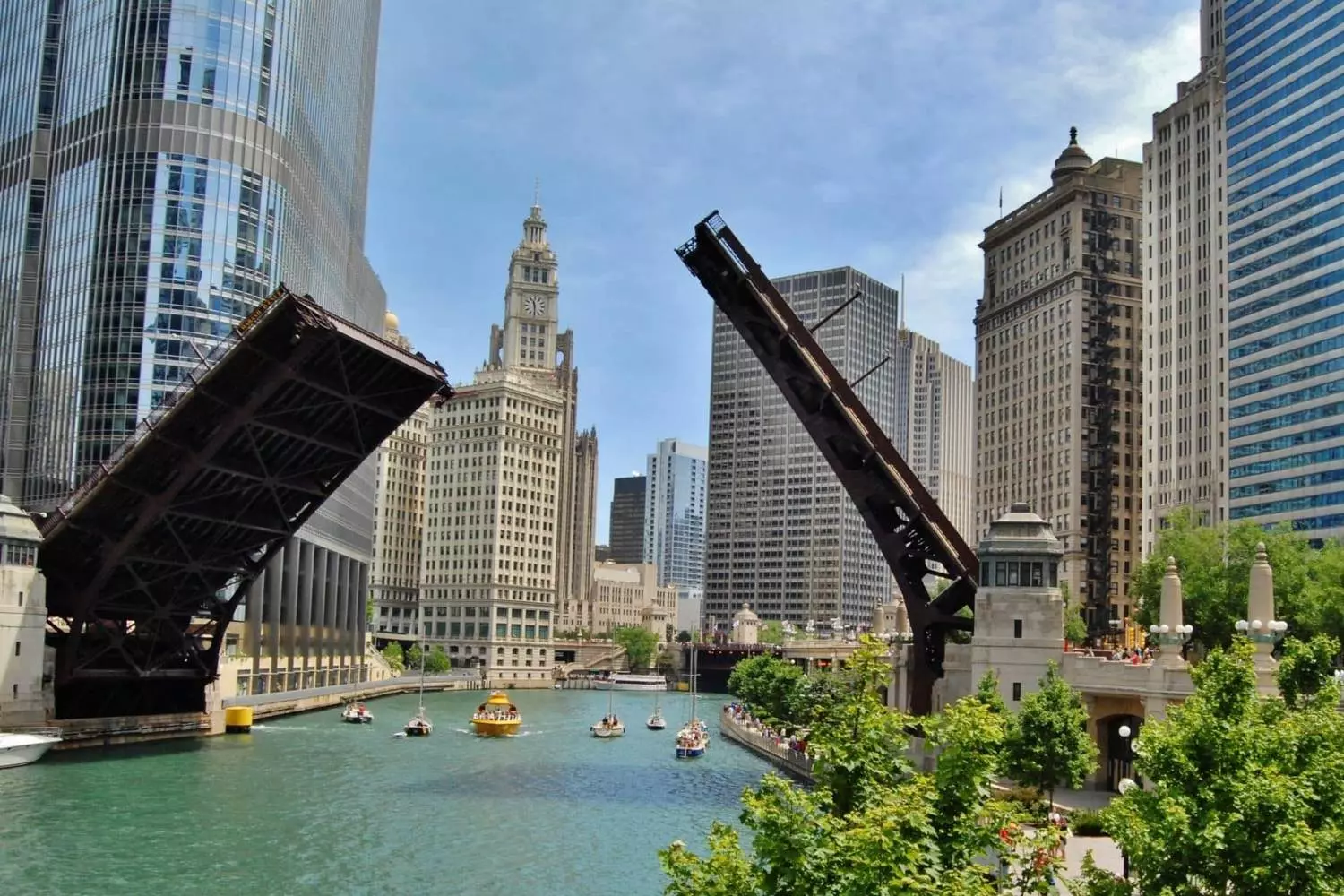 Chicago Drawbridge — Iconic Moveable Bridge over the River Chicago drawbridge raised to allow boats to pass on the river