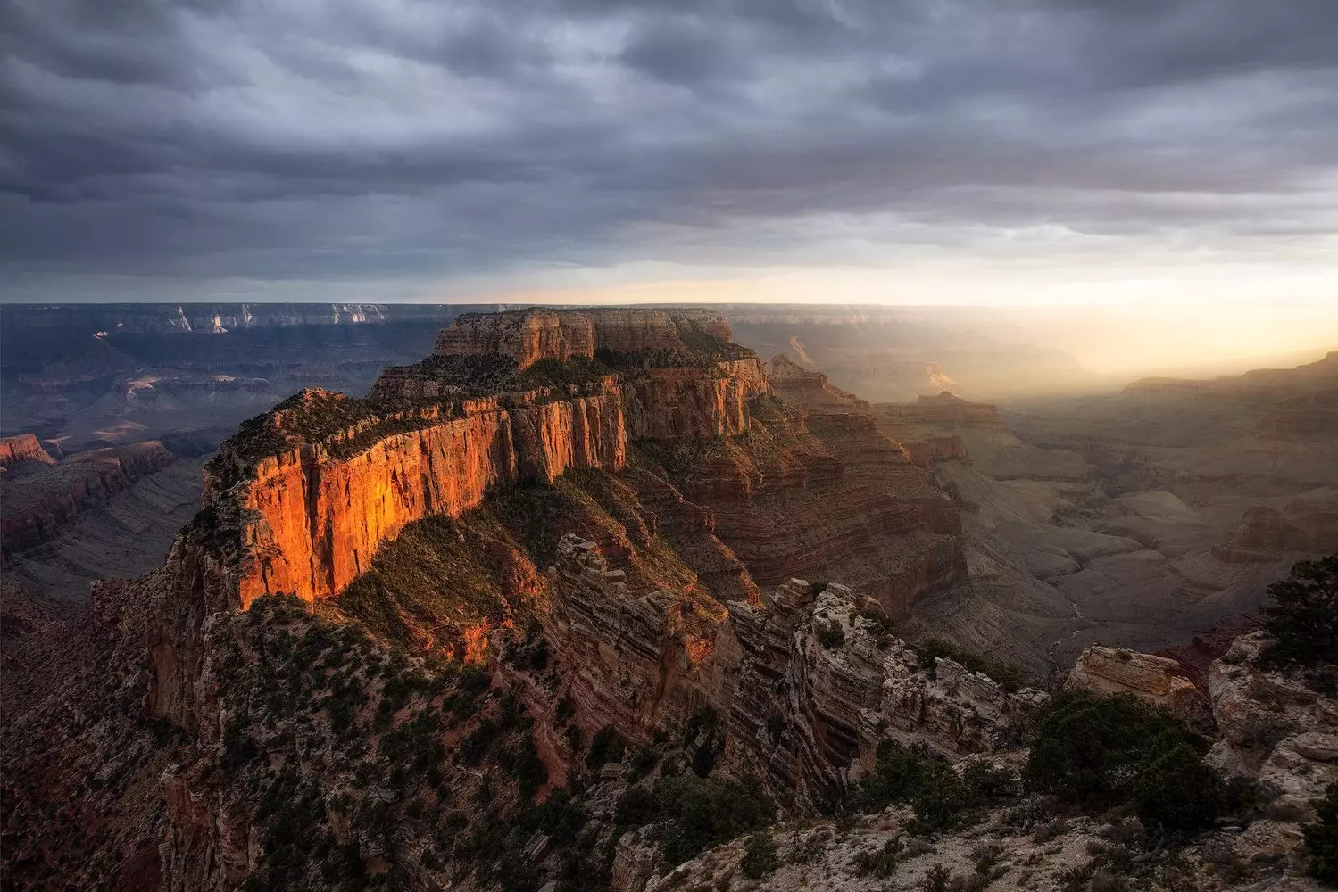 Grand Canyon's Magnificent Vistas: Nature's Masterpiece Unveiled Stunning panoramic view of Grand Canyon's colorful rock layers, deep valleys and winding Colorado River under dramatic cloud-filled sky