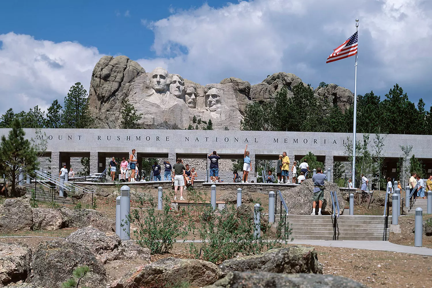 Mount Rushmore National Memorial — America’s Iconic Landmark The massive granite faces of U.S. presidents Washington, Jefferson, Roosevelt, and Lincoln carved into Mount Rushmore under a clear blue sky