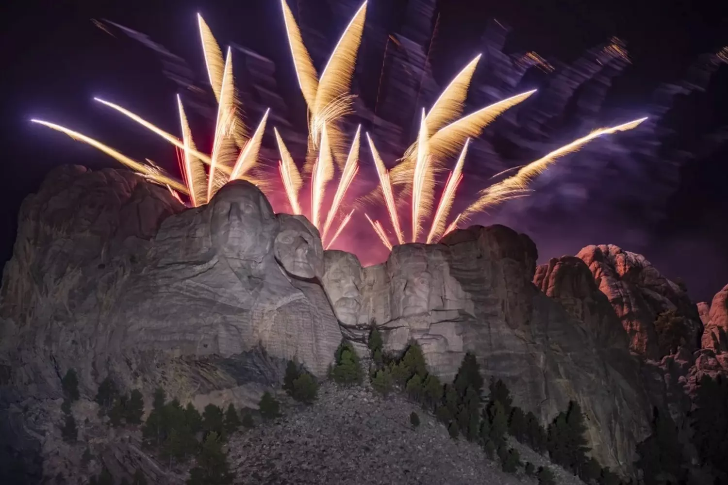 Mount Rushmore National Memorial — America’s Iconic Landmark The massive granite faces of U.S. presidents Washington, Jefferson, Roosevelt, and Lincoln carved into Mount Rushmore under a clear blue sky