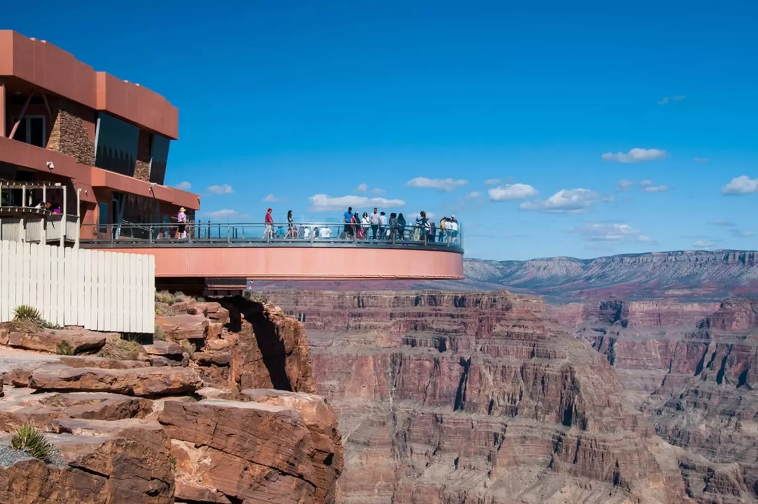 Skywalk — прогулка по стеклянному мосту над Гранд-Каньоном Скайуок — стеклянная смотровая площадка над Гранд-Каньоном