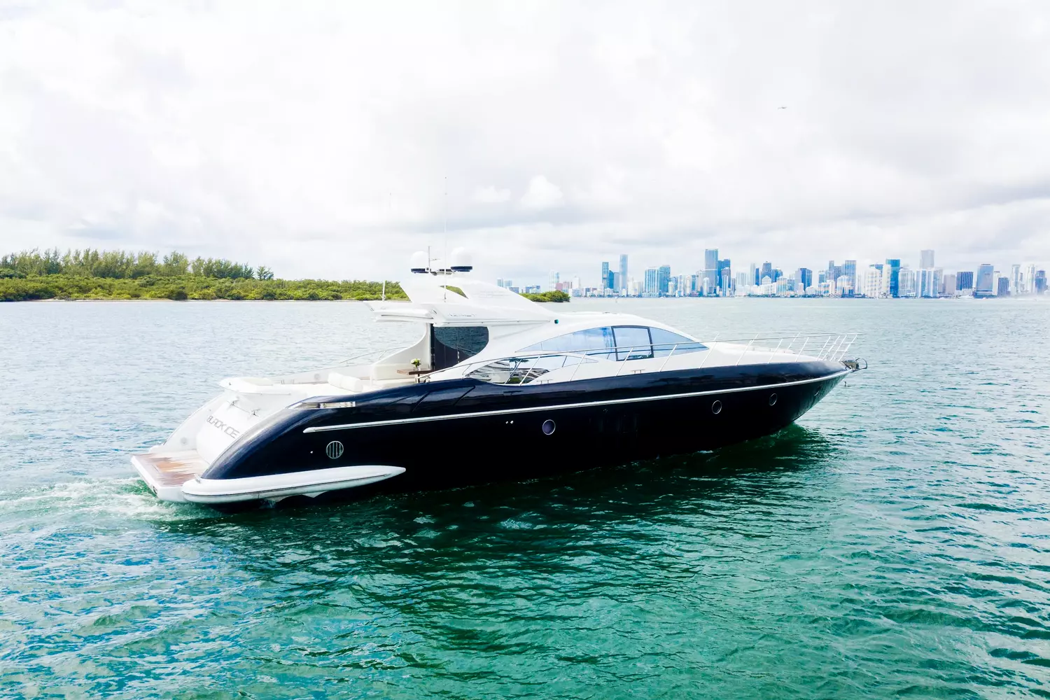 68' Azimut S Black Ice — Yacht rentals and charters in Miami 68' Azimut S Black Ice — Yacht rentals and charters in Miami
