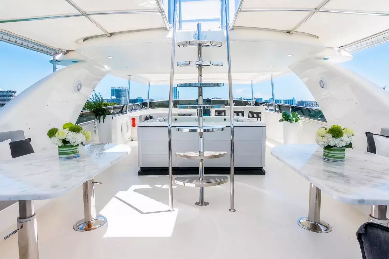Horizon 110 yacht – upper deck Horizon 110 yacht – upper deck