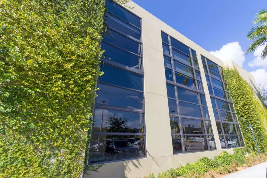 slider - American Butler