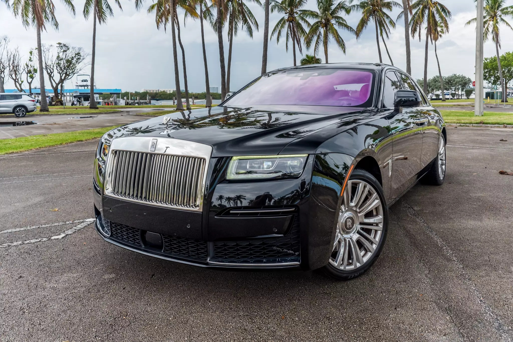 Вид Rolls Royce Ghost спереди Rolls Royce Ghost – идеальный выбор для Майами