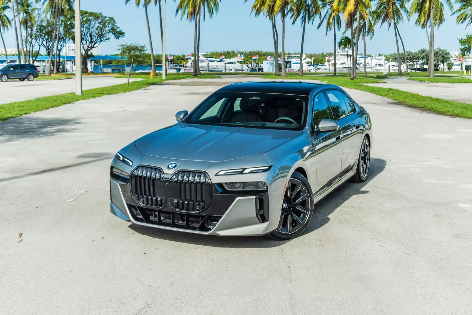 Фронтальный вид BMW 740i Sparkling Copper BMW 740i Sparkling Copper – элегантный фронтальный дизайн