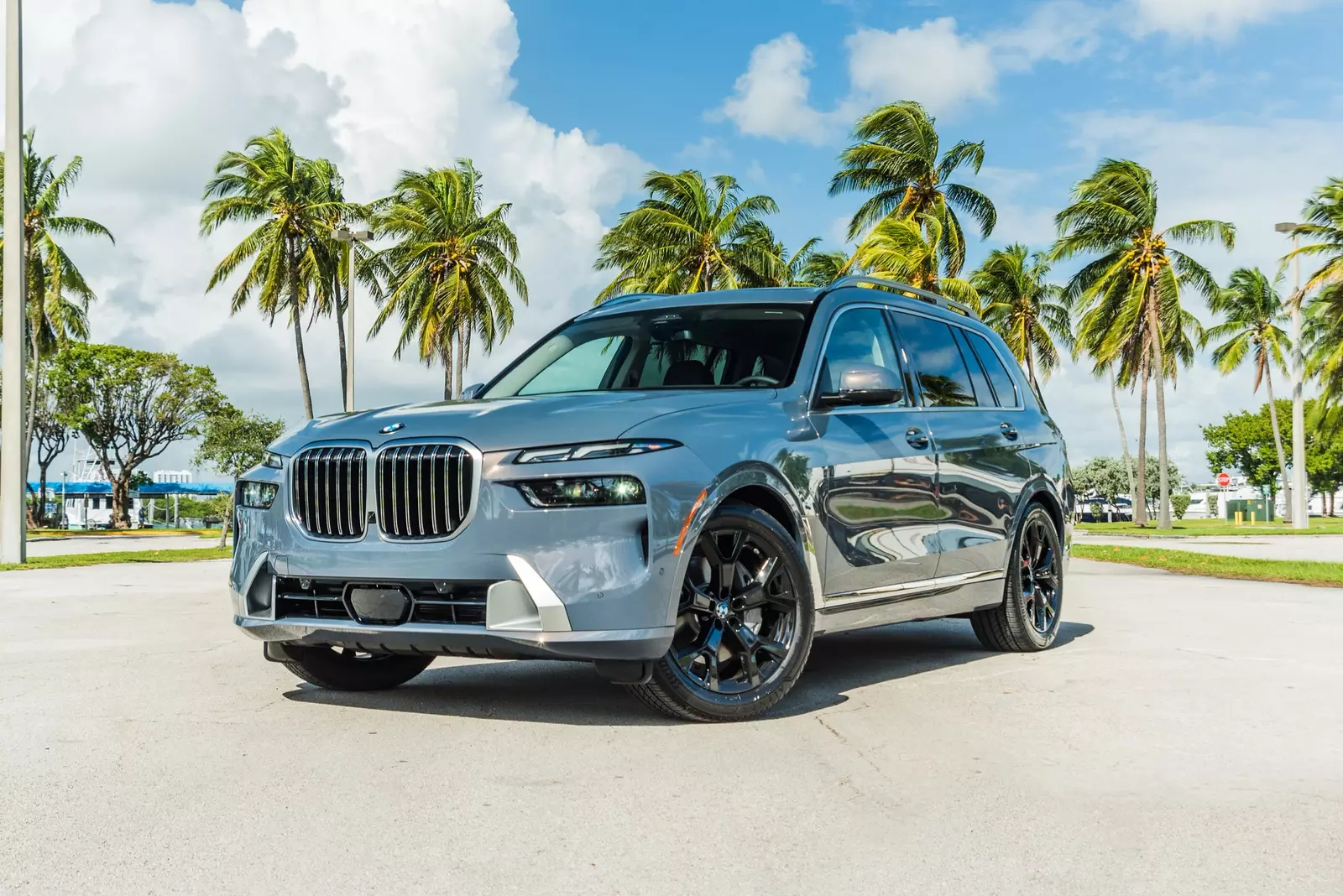 Фронтальный вид BMW X7 с эффектным дизайном Внедорожник BMW X7 — роскошь в каждой детали