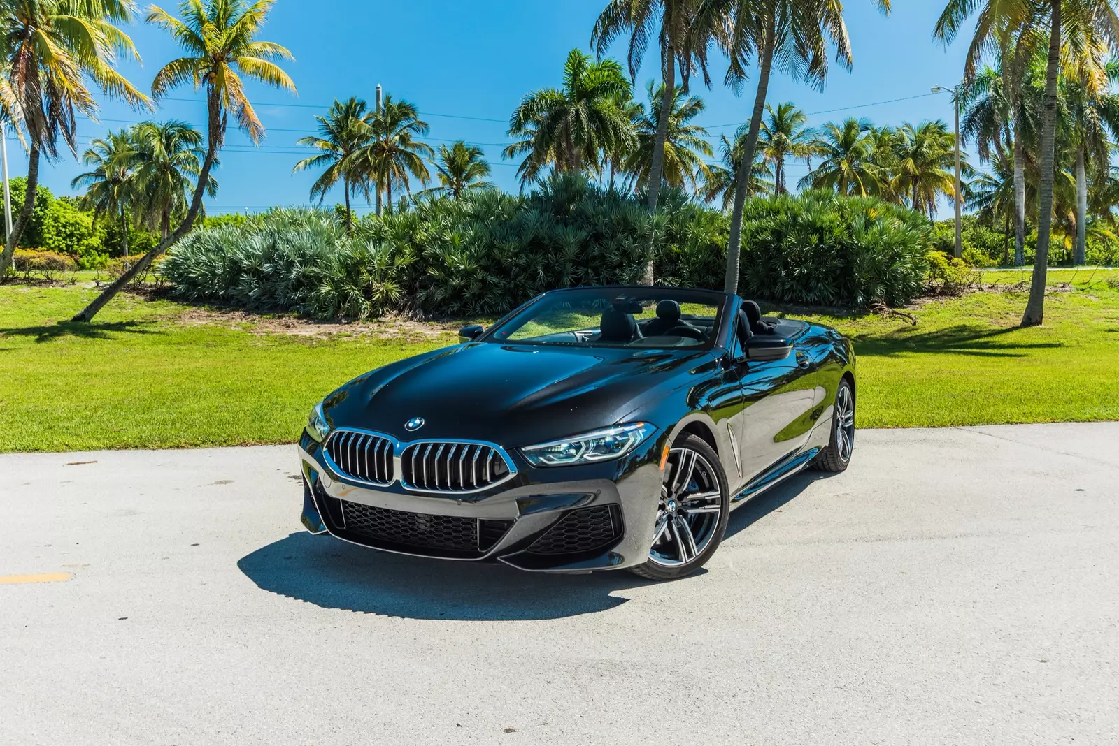 Передний вид кабриолета BMW 840i Xdrive Convertible Black Эффектный передний дизайн BMW 840i Convertible