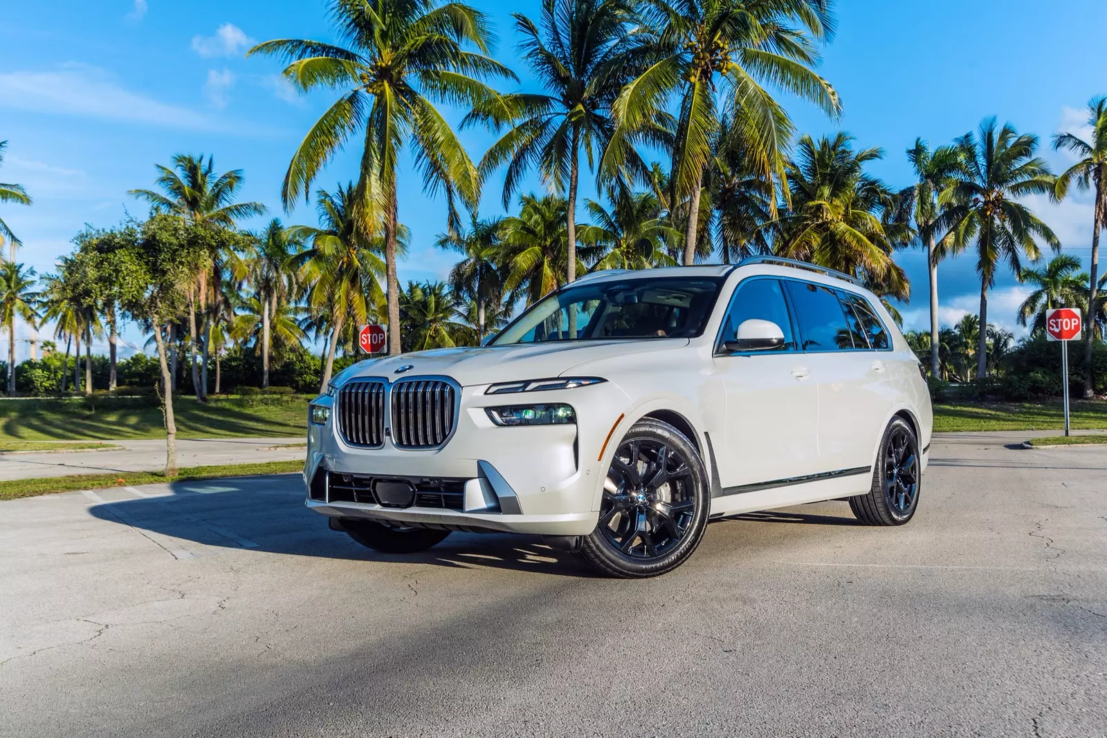 BMW X7 Xdrive 40i White на фоне пальм Аренда BMW X7 Xdrive 40i White
