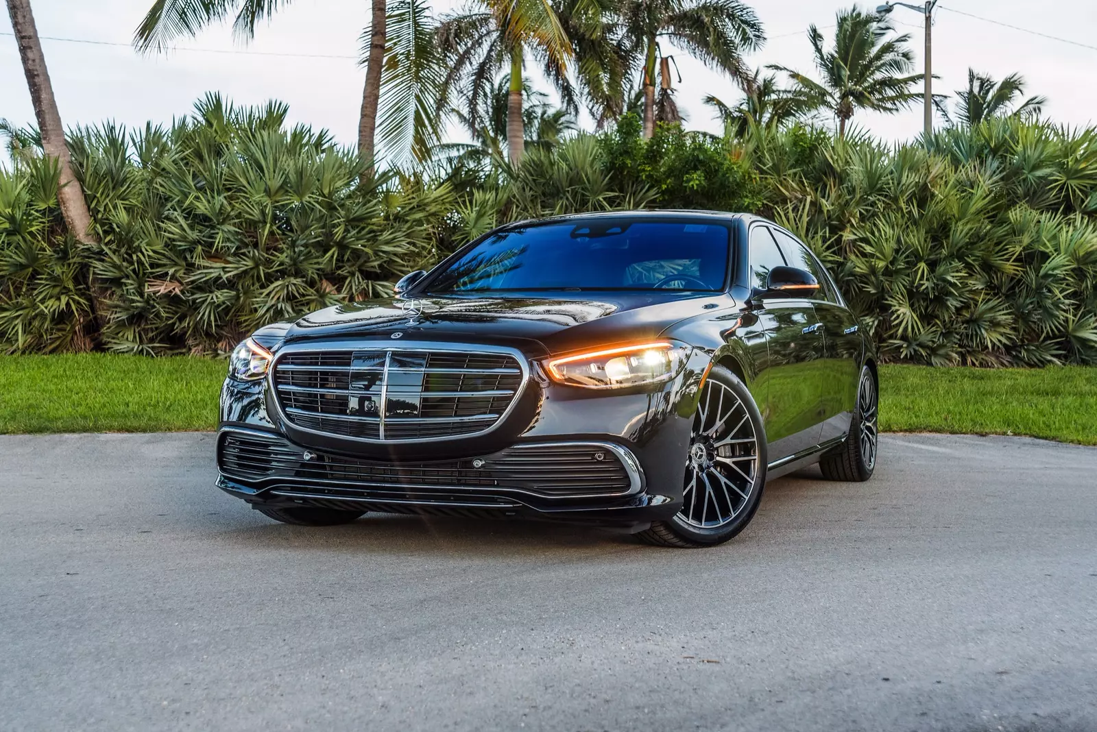 Черный Mercedes-Benz S580 Mercedes-Benz S580 — седан премиум-класса