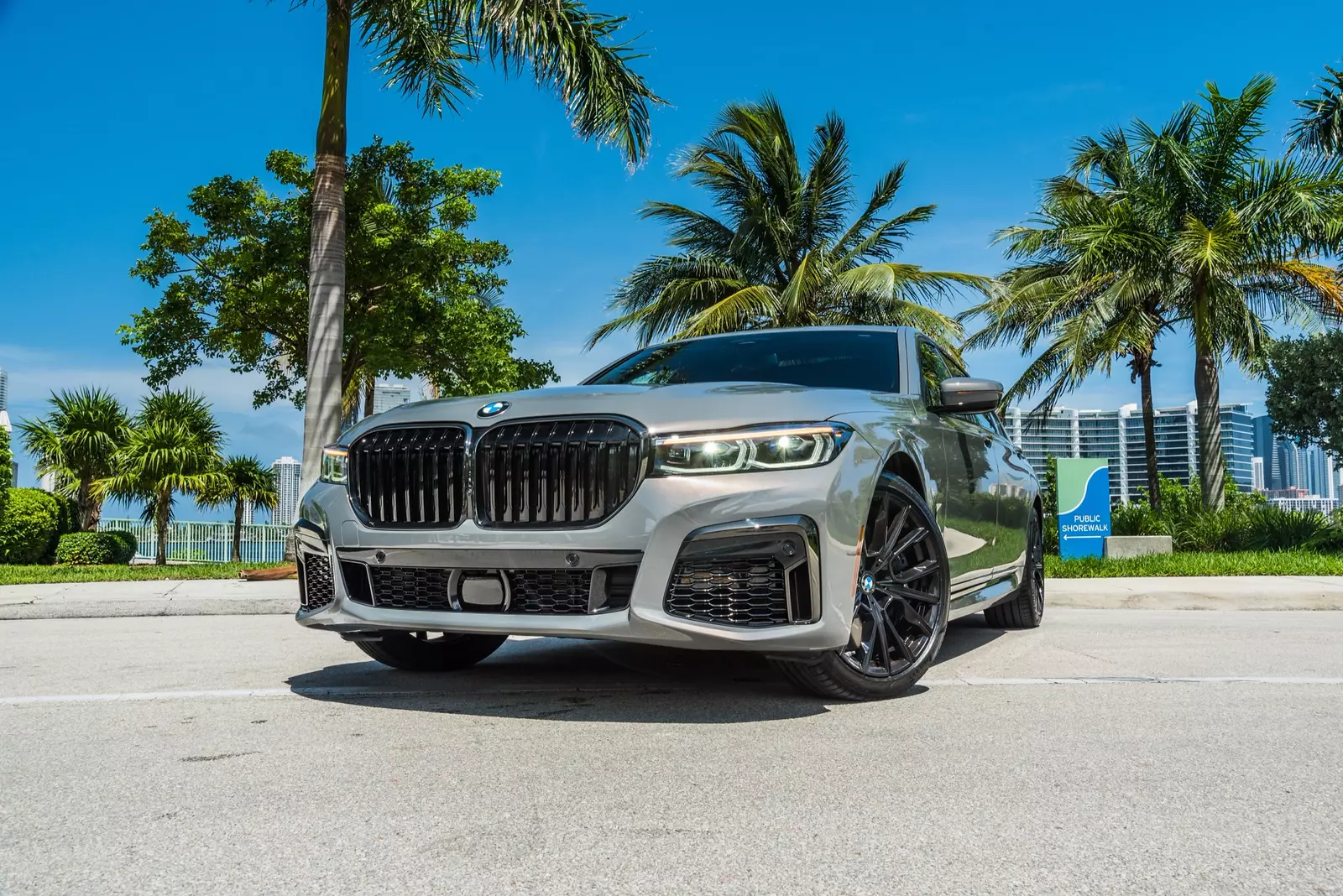 Передний вид BMW 740iL с фирменной решеткой Элегантный передний дизайн BMW 740iL