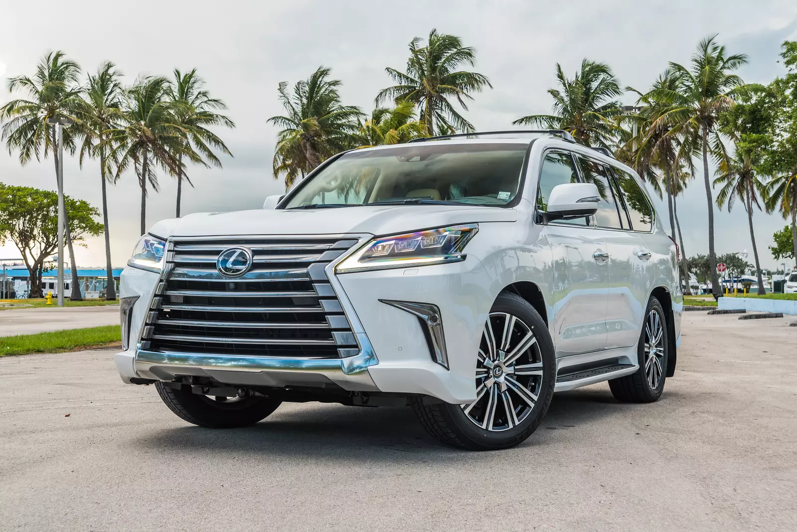 Передний вид Lexus LX570 с фирменной решеткой Впечатляющий передний дизайн Lexus LX570