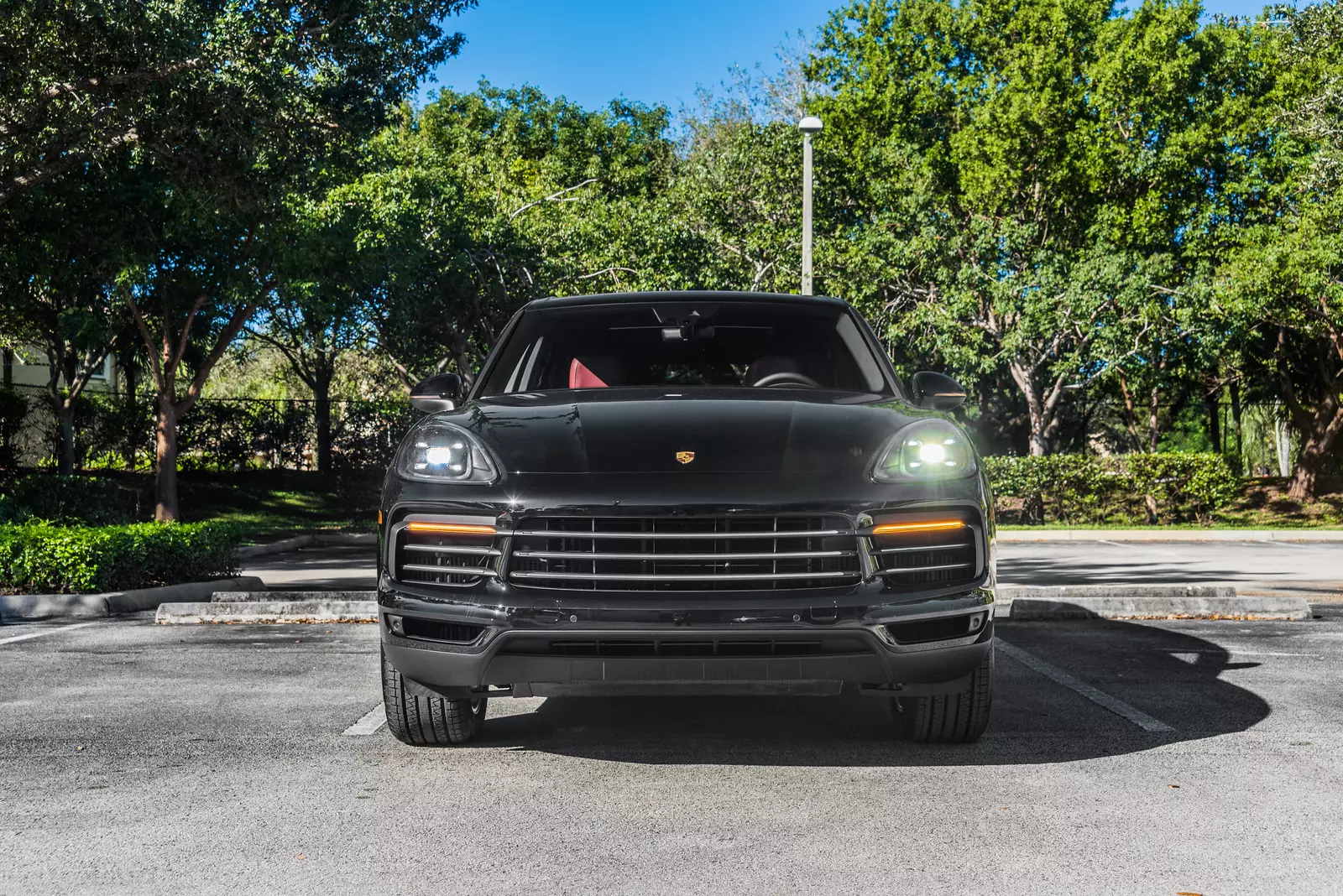 Передняя часть Porsche Cayenne Black на улицах Майами Впечатляющий вид спереди Porsche Cayenne Black