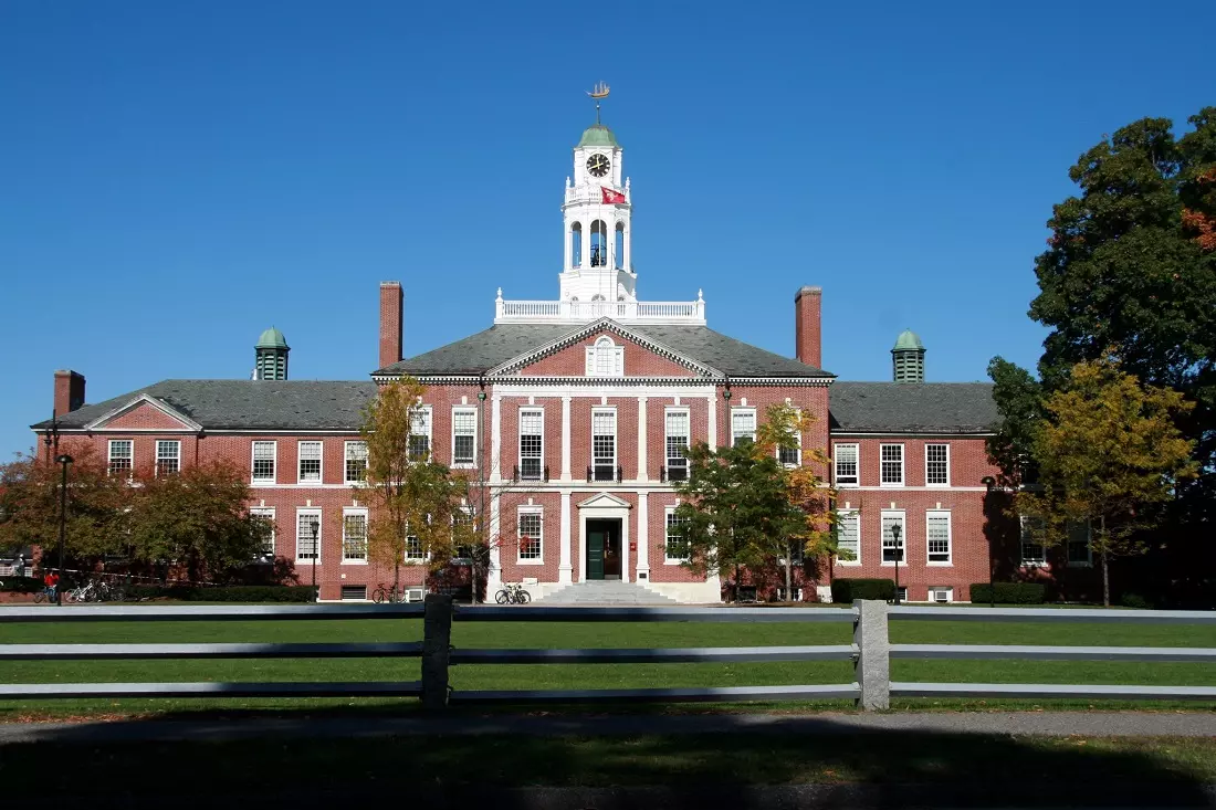 Главный корпус Phillips Exeter Academy в Нью-Гэмпшире Главный корпус Phillips Exeter Academy
