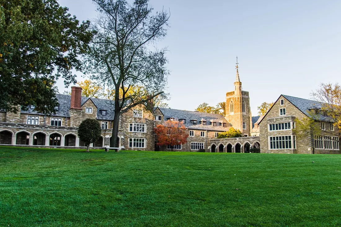 Вид на кампус St. Andrew's School с природой вокруг Кампус St. Andrew's School и окружающая природа
