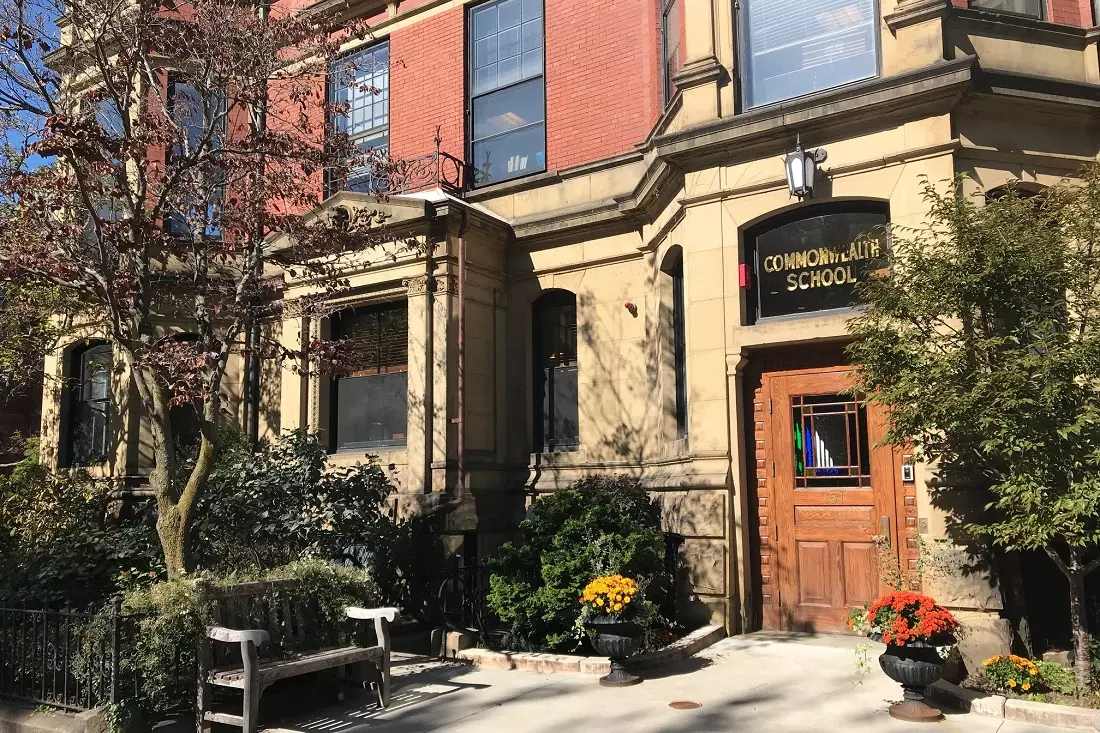 Главный вход Commonwealth School, Бостон, Массачусетс Вход в Commonwealth School