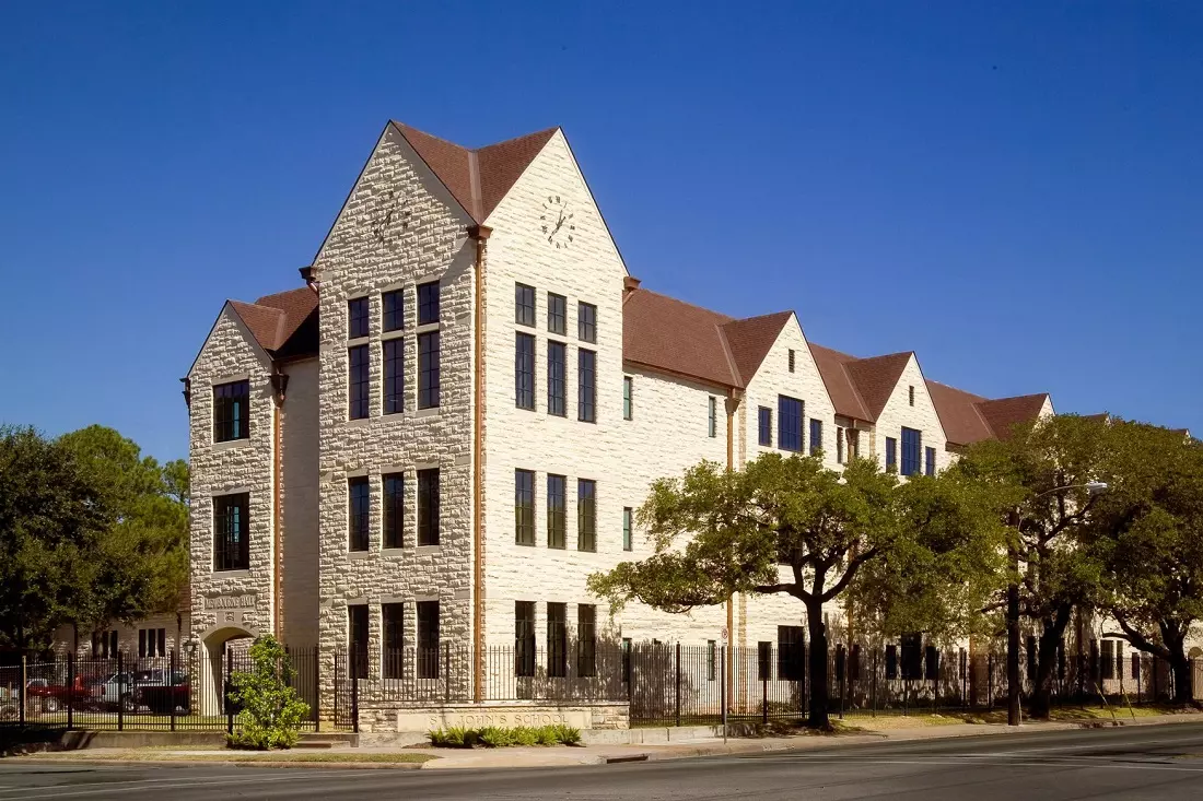 Вид на главный корпус St. John's School в Техасе Здание школы St. John's School в Хьюстоне
